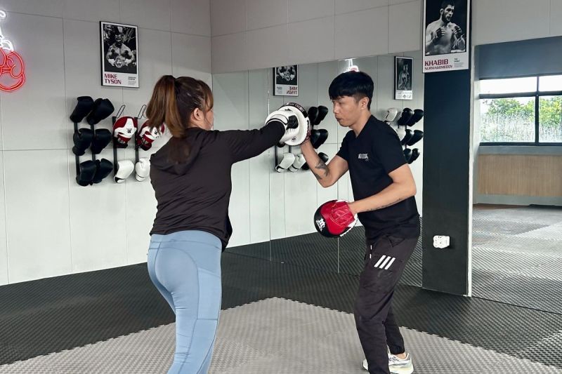 Sesi latihan private boxing bersama dengan pelatih profesional di Athleisure Sport Lab, Jakarta Timur, pada Rabu (14/5/2025).(KOMPAS.com/DEVI PATTRICIA)