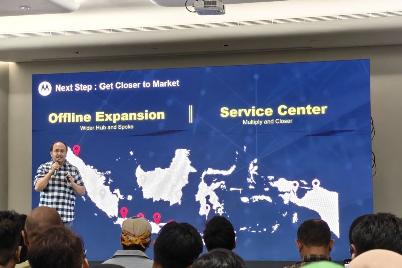 Country Head Motorola Indonesia, Bagus Prasetyo menjelaskan rencana ekspansi Motorola ke toko-toko offline acara peluncuran Motorola Edge 60 Fusion di Wisma 46, Jakarta Pusat, Rabu (14/5/2025)
