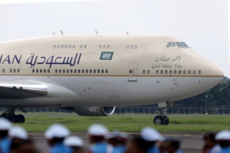 Pesawat Boeing 747 SP yang membawa Raja Arab Saudi Salman bin Abdulaziz al-Saud tiba di Bandara Halim Perdanakusuma, Jakarta, Rabu (1/3/2017).