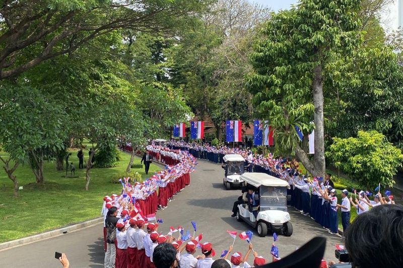 Presiden Prabowo Subianto dan Perdana Menteri (PM) Australia menaiki buggy car menuju Istana Negara untuk santap siang bersama, Kamis (15/5/2025). (KOMPAS.com/FIKA NURUL ULYA)