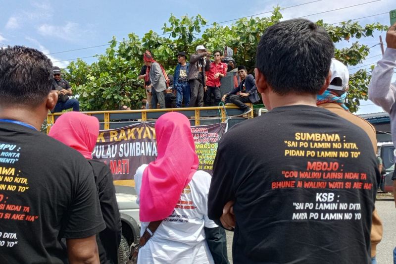 Tuntut Pemekaran Provinsi Pulau Sumbawa, Massa Blokade Akses di Pelabuhan Poto Tano Sumbawa Barat(Susi Gustiana KOMPAS.com )