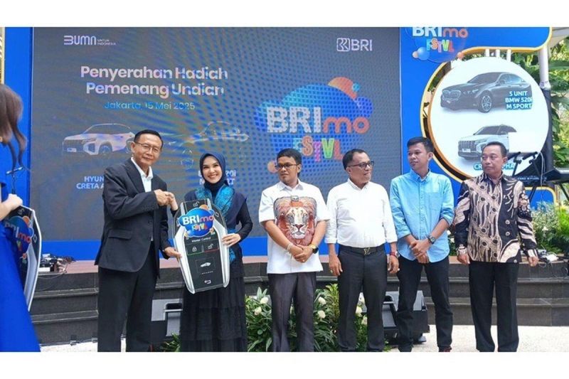 Para nasabah BRI yang mendapatkan hadiah BMW seri 520i di BRImo FSTVL. (Dok. Kompas.com/Erlangga Satya)