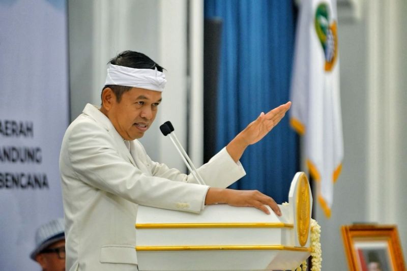 Gubernur Jabar, Dedi Mulyadi dalam kegiatan Pelantikan Dewan Pimpinan Daerah Asosiasi Pemerintah Desa Seluruh Indoensia (DPD APDESI) di Aula Barat, Gedung Sate, Kota Bandung, Kamis (15/5/2025).