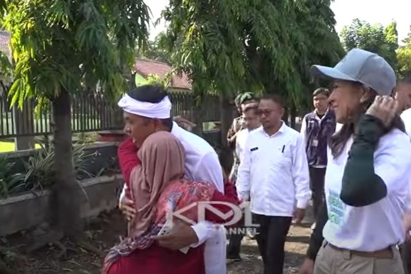 Ilustrasi Barak Militer. Gubernur Jabar Dedi Mulyadi dipeluk pedagang nasi saat berkunjungi ke barak militer tempat anak-anak berperilaku khusus dibina lewat pendidikan karakter,