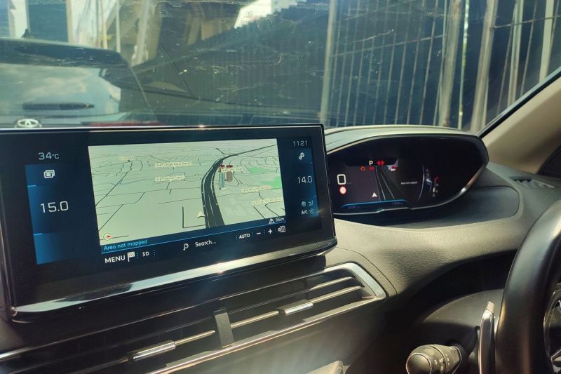 Membaca peta digital di mobil(Foto: Peugeot)