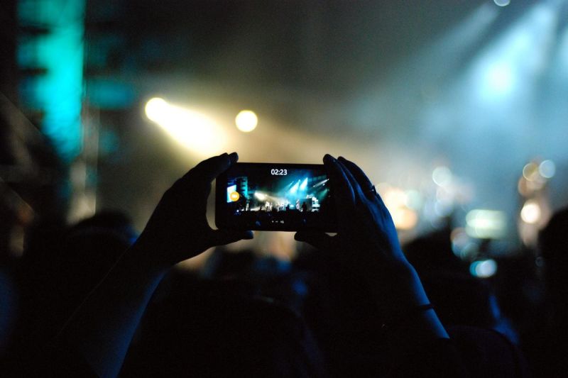 Merekam konser idola dengan smartphone sering kali dihantui oleh notifikasi memori penuh. (dok. Pexels)