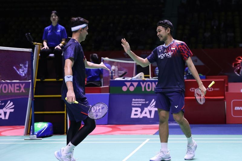 Ganda putra Indonesia, Fajar Alfian/Muhammad Rian Ardianto, sukses menembus semifinal Thailand Open 2025 usai mengalahkan Liu Kuang Heng/Yang Po Han (Taiwan) di Nimibutr Stadium, Thailand
