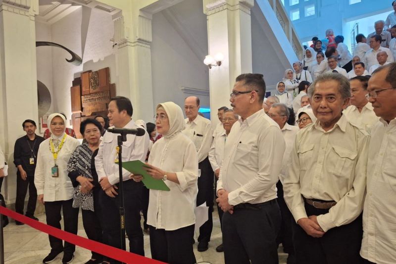 Konferensi Pers Penyataan Sikap Guru Besar Fakultas Kedokteran Universitas Indonesia (FKUI) di Gedung Fakultas Kedokter UI, Salemba, Jakarta Pusat, Jumat (16/5/2025).(KOMPAS.com/SANIAMASHABI)