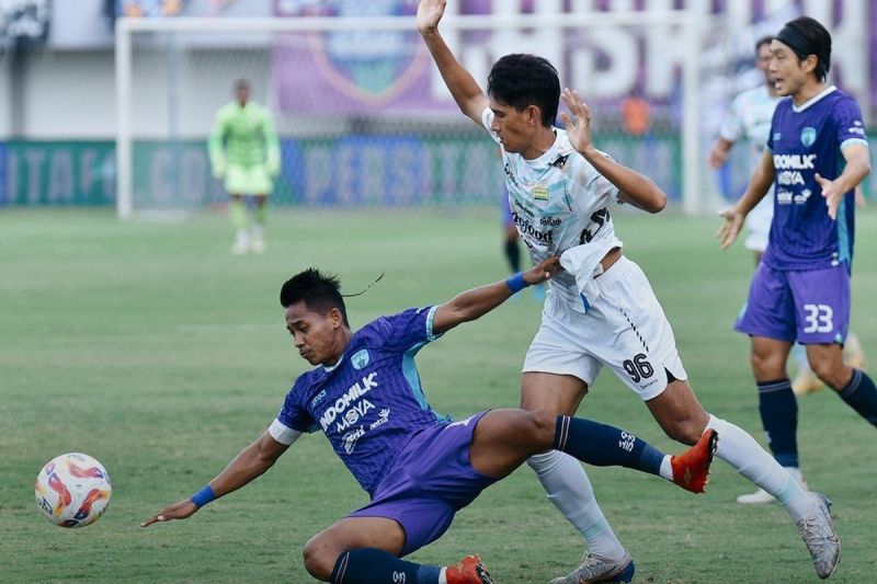 Aksi penyerang sayap Persib Ryan Kurnia (putih) dalam upaya melewati bek Persita Tangerang M Toha dalam laga pekan ke-33 Liga 1 2024-2025, Jumat (16/5/2025) di Indomilk Arena.