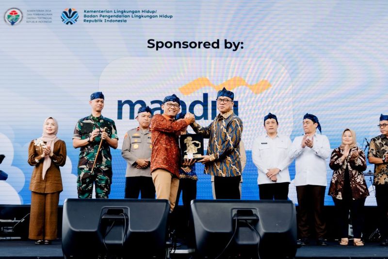 Pejabat Eksekutif Treasury and International Banking Bank Mandiri Ari Rizaldi saat menghadiri seremoni peresmian Festival Bangun Desa-Bangun Indonesia yang diinisiasi Kementerian Desa di Serang