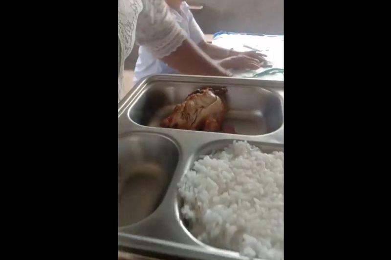 Tangkapan layar video menu ayam saat pembagian MBG di Manado sudah dalam kondisi busuk,p Rabu (14/5/2025).(X/@lagihitsid)
