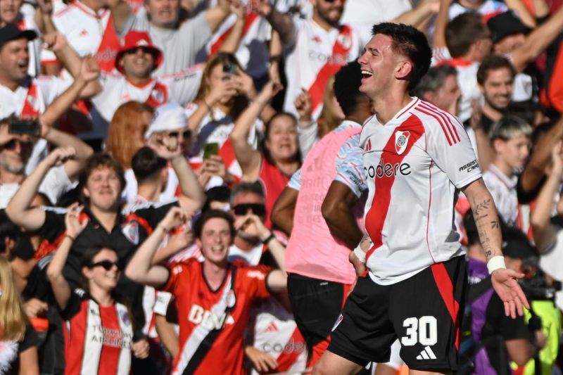 Franco Mastantuono, gelandang serang berusia 17 tahun milik River Plate, kini menjadi buruan klub-klub besar Eropa. Real Madrid dilaporkan menjadi tujuan berikut sang pemain.(X/RIVER PLATE)