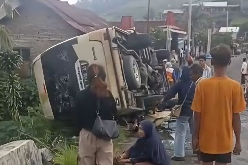 Mobil Elf terguling di Jl Magetan-Tawangmangu, Banaran RT 1/RW 2 Gondosuli, Tawangmangu, Karanganyar, Sabtu (17/5/2025) (Tangkap Layar Video Amatir dari WA Grup)