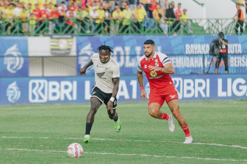 Momen perebutan bola dalam laga pekan ke-33 Liga 1 2024-2025 antara Barito Putera vs PSM Makassar di Stadion Demang Lehman, Sabtu (17/5/2025).(Media sosial X PSM Makassar @PSM_Makassar)