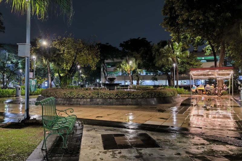 Kondisi Taman Menteng dengan air mancur yang menyala hingga malam hari.(Intan Afrida Rafni )