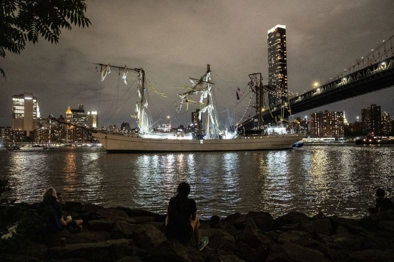 Tiang kapal Cuauhtemoc milik Angkatan Laut (AL) Meksiko patah setelah menabrak jembatan Brooklyn di New York, Amerika Serikat, Sabtu (17/5/2025) malam waktu setempat.