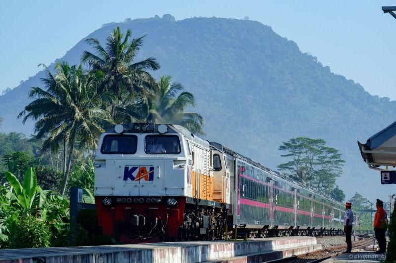 PT KAI sukses menjaga ketepatan waktu keberangkatan hingga 99,69 persen selama Angkutan Lebaran 2025, meningkatkan kepercayaan masyarakat terhadap moda transportasi kereta api.(Dok. KAI)  A