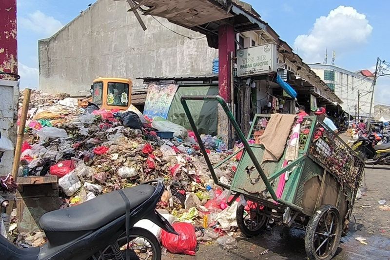 Sampah di TPS3R Pasar Cantik, Ciputat kembali menumpuk hingga ke bahu jalan.(Intan Afrida Rafni )