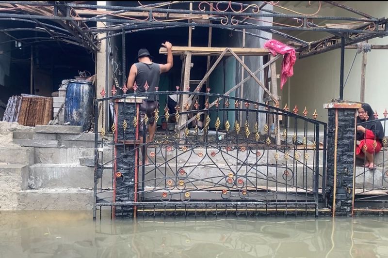 Sebanyak 600 keluarga Perumahan Kartika Wanasari di Cibitung, masih terdampak banjir sejak hujan deras mengguyur sebagian wilayah Kabupaten Bekasi pada Minggu (18/5/2025).