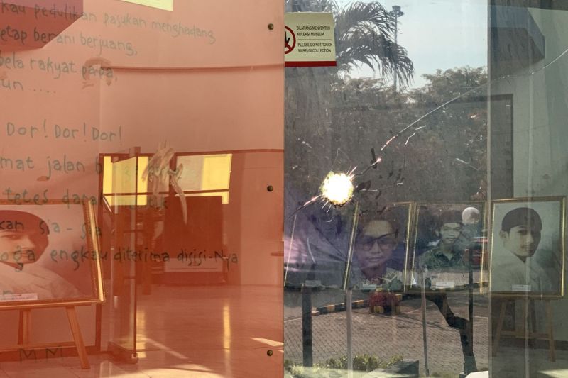 Kaca tebal dengan bekas tembakan peluru yang masih tertanam di lokasi aslinya, menambah bukti nyata peristiwa reformasi 12 Mei 1998 di Kampus Trisakti.(Kompas.com/Krisda Tiofani)