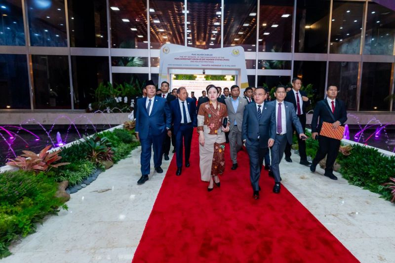 Wakil Ketua DPR RI Adies Kadir (kanan), saat menghadiri rangkaian pembukaan Konferensi ke-19 Parliamentary Union of the OIC Member States (PUIC) di Gedung DPR RI, Jakarta.