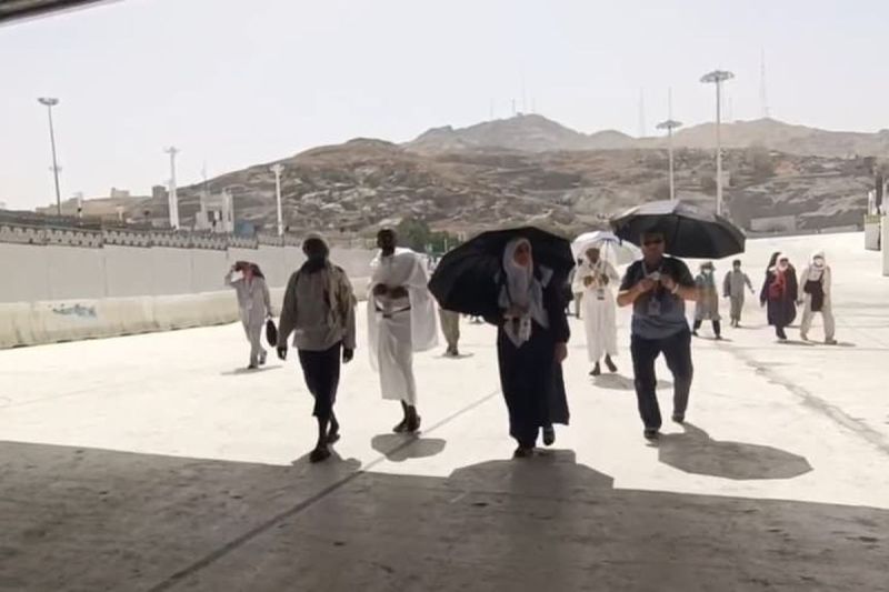 Kedatangan jemaah haji Indonesia di Tanah Suci. Para jemaah diminta mewaspadai jemaah cuaca panas di Arab Saudi, Sabtu (17/5/2025).(Humas BP Haji)