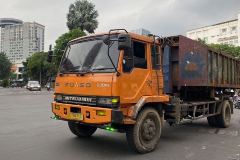 Truk sampah yang melindas pengendara di Surabaya, Senin (19/5/2025).(KOMPAS.com/ANDHI DWI)