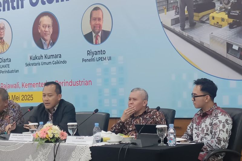 Sekretaris Jenderal Gabungan Industri Kendaraan Bermotor Indonesia (Gaikindo) Kukuh Kumaradalam diskusi media yang bertajuk “Menakar Efektivitas Insentif Otomotif” di Jakarta, Senin (19/5/2025).