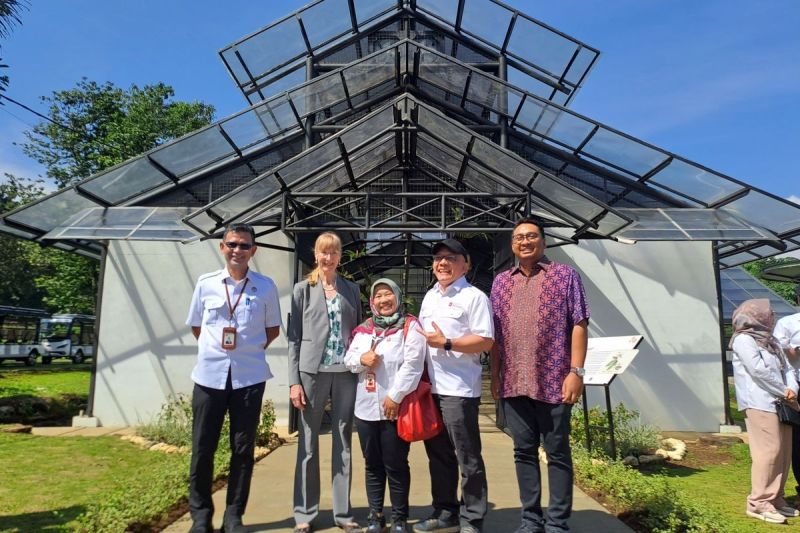 Dari kiri ke kanan: Peresmian Rumah Kaca Hoya bertepatan dengan momentum Hari Ulang Tahun (HUT) ke-208 KRB.