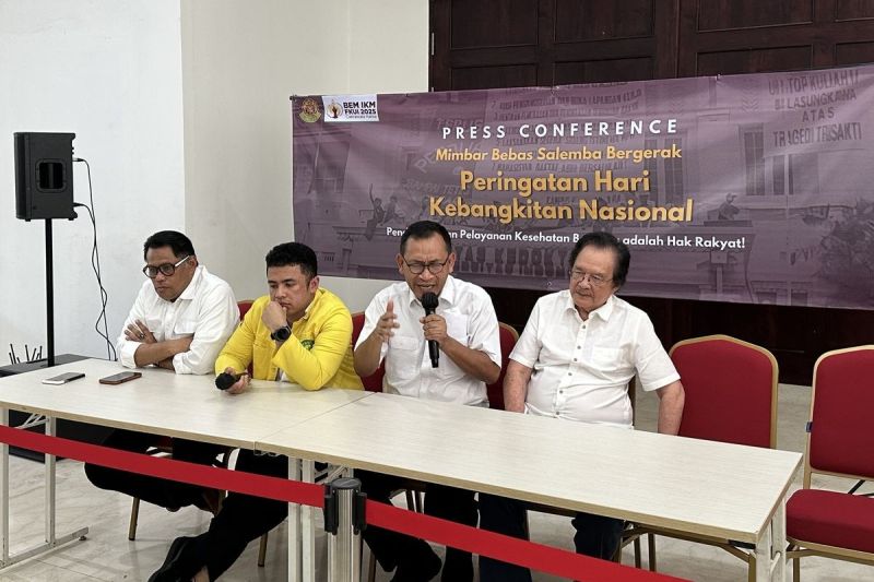 Ketua Umum Iluni FKUI, Dr. Wawan Mulyawan sedang memberikan keterangan dalam acara Salemba Bergerak : Mimbar Bebas Hari Kebangkitan Nasional di Gedung FKUI, Jakarta, Selasa (20/5/2025).