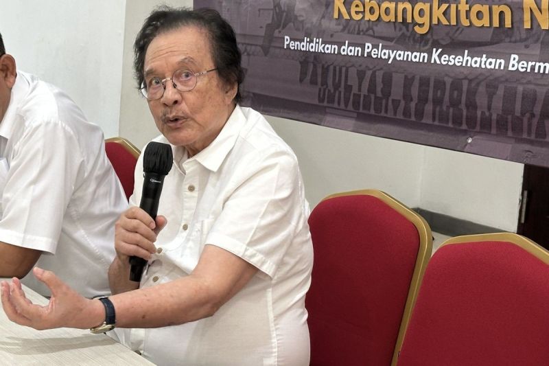 Guru Besar Emeritus Ilmu Kedokteran Universitas Airlangga, Prof. Dr. Djohansjah Marzoeki dalam jumpa pers acara Salemba Bergerak : Mimbar Bebas Hari Kebangkitan Nasional di Gedung FKUI, Jakarta