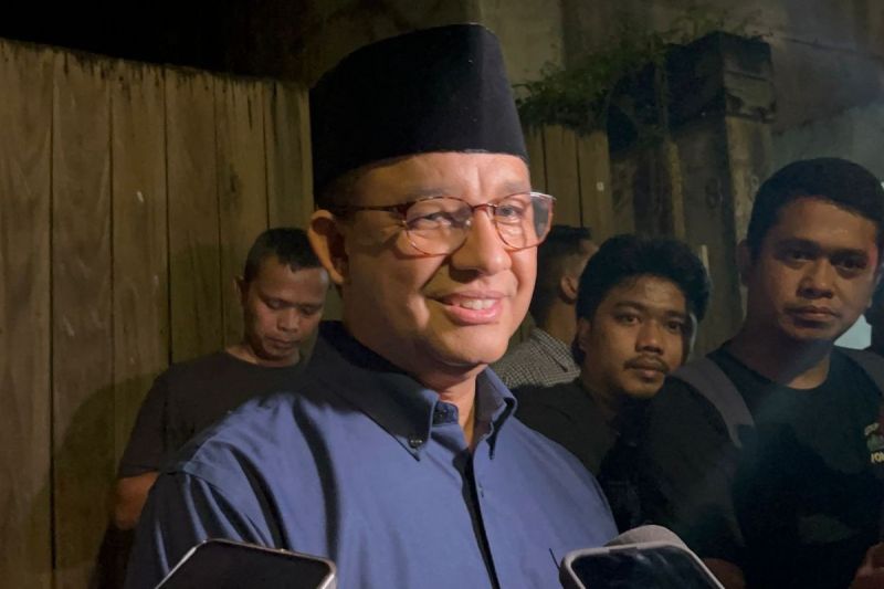 Gubernur Jakarta periode 2017-2022 Anies Baswedan di rumah duka almarhum Ibrahim Assegaf atau suami jurnalis Najwa Shihab, Jalan Jeruk Purut Buntu, Pasar Minggu, Jakarta Selatan, Selasa (20/5/2025).