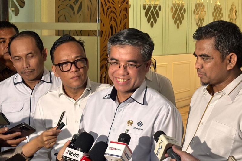 Menteri Tenaga Kerja (Menaker) Yassierli di kantor Kemenaker, Jalan Gatot Subroto, Jakarta, Selasa (20/5/2025).(KOMPAS.com/Haryanti Puspa Sari)