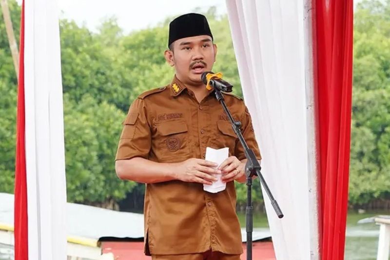 Bupati Bekasi Ade Kuswara Kunang dalam a acara penyerahan bantuan jaminan sosial ketenagakerjaan (Jamsostek) serta sarana dan prasarana (sarpras) nelayan dan pembudidaya ikan di TPI Paljaya
