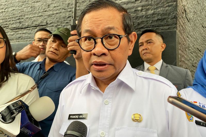 Gubernur DKI Jakarta, Pramono Anung, menjelaskan soal upaya mitigas krisis iklim, di Jakarta Pusat, Rabu (21/5/2025). (KOMPAS.com/ZINTAN PRIHATINI)