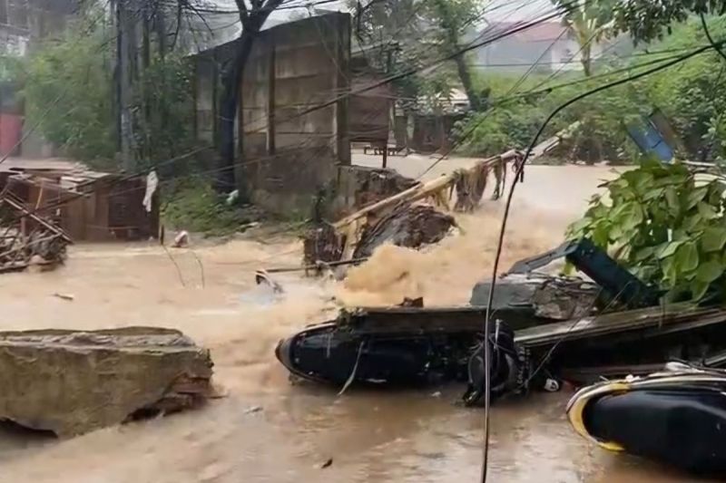 Sebuah tembok di Jalan AUP, Kelurahan Pasar Minggu, Kecamatan Pasar Minggu, Jakarta Selatan, jebol saat hujan deras mengguyur wilayah tersebut pada Rabu (21/5/2025).(DOK. Warga )