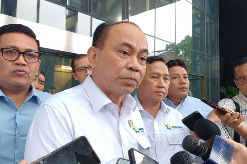 Menteri Koperasi Budi Arie Setiadi membantah kabar yang menyebut gaji pengurus Koperasi Merah Putih atau Kopdes Merah Putih mencapai Rp 8 juta per bulan.(KOMPAS.com/Haryanti Puspa Sari)
