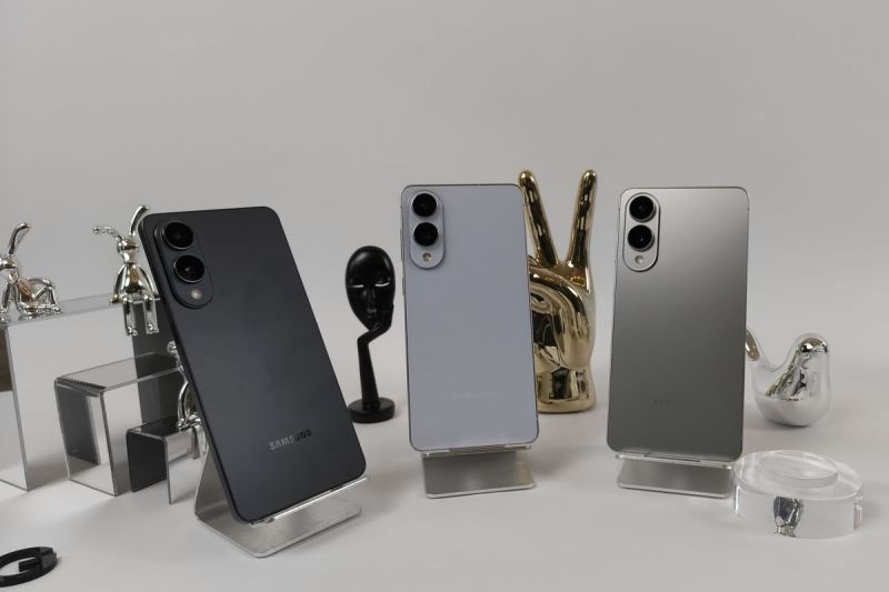 Tiga varian warna Samsung Galaxy S25 Edge, yaitu Titanium Black, Titanium Icyblue, dan Titanium Silver.(KOMPAS.com/Marsha Bremanda)
