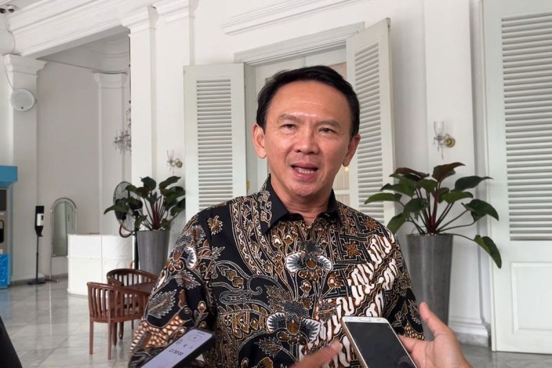Mantan Gubernur Jakarta Basuki Tjahja Purnama (Ahok) mendatangi Balai Kota Jakarta pada Rabu (21/5/2025).(Kompas.com/ Ruby Rachmadina)