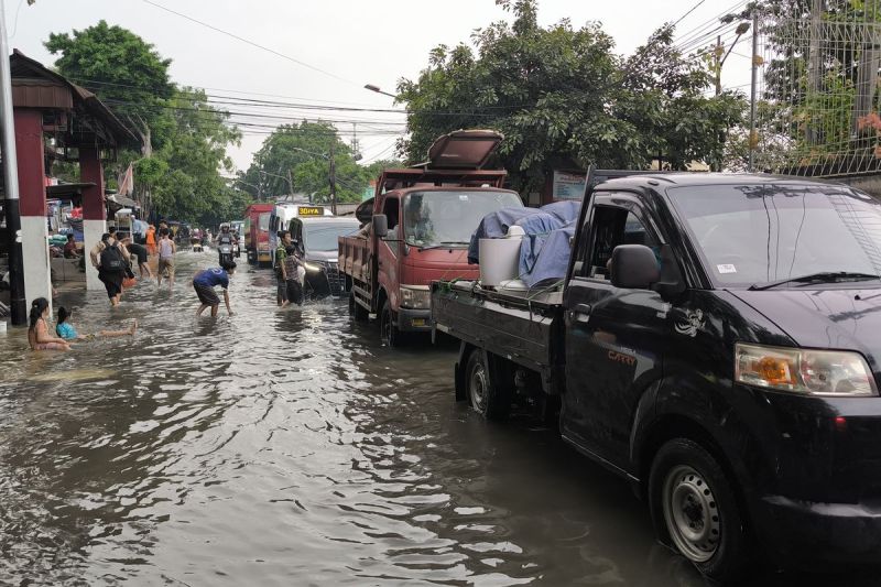 Kemacetan di Jalan Patra Raya akibat banjir pasca hujan deras.(Intan Afrida Rafni )