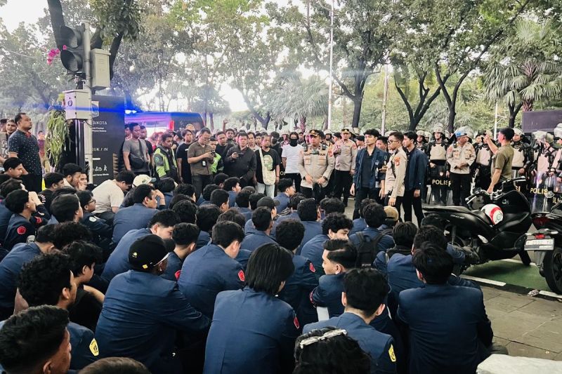 Sejumlah massa menggelar aksi unjuk rasa di depan Gedung Balai Kota Jakarta, Jakarta Pusat, Rabu (21/5/2025).(Kompas.com/ Ruby Rachmadina )