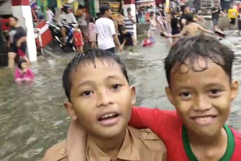 Rizal dan Adit saat ditemui usai bermain banjir di kawasan Duri Kepa, Jakarta Barat.(Intan Afrida Rafni )