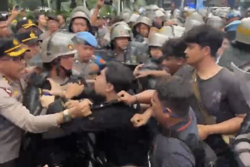 Aksi unjuk rasa di depan gedung Balai Kota Jakarta berujung ricuh pada Rabu (21/5/2025). Massa dan aparat kepolisian terlibat saling dorong hingga bentrok fisik.(Kompas.com/ Ruby Rachmadina)