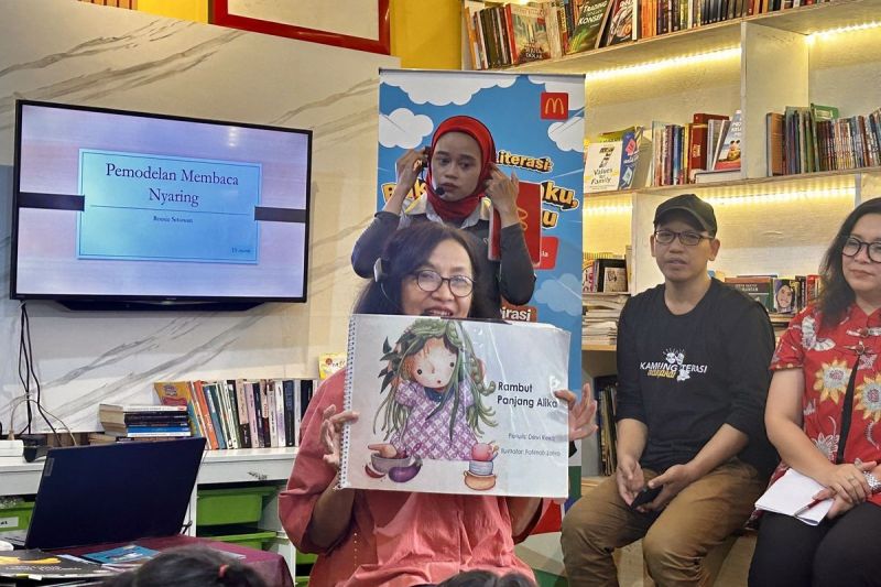 Pegiat literasi keluarga sekaligus Pendiri Komunitas Reading Bugs Roosie Setiawan dalam acara Hari Buku Nasional bersama McDonald’s Indonesia di Rumah Baca Zhaffa, Jakarta Selatan, Selasa (20/5/2025).