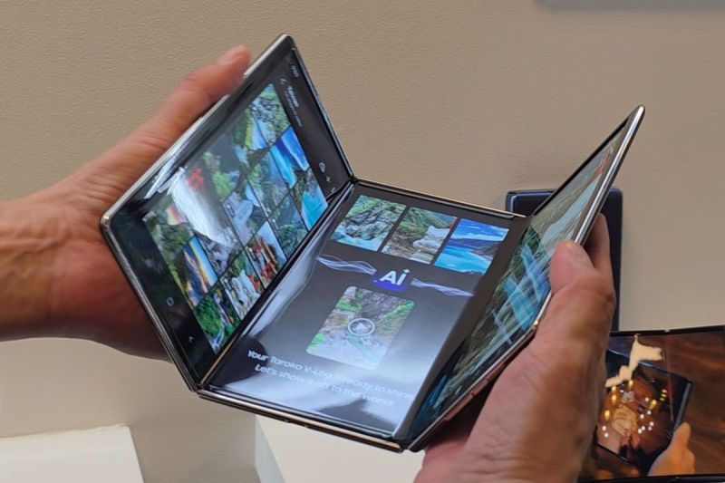 Hands-on Eksklusif Samsung Flex G di Computex 2025, HP Layar Lipat Tiga yang Bisa Jadi Tablet 12 Inci
