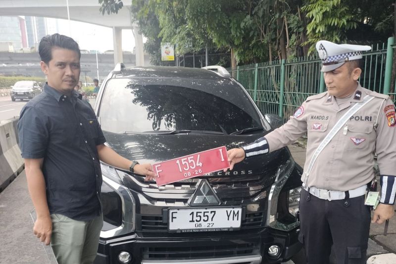 Sebuah mobil dinas milik Pemerintah Kabupaten (Pemkab) Bogor ditilang di Jalan Mayjen Sutoyo, Cawang, Jakarta Timur, Rabu (21/5/2025).(X/@TMCPoldaMetro)