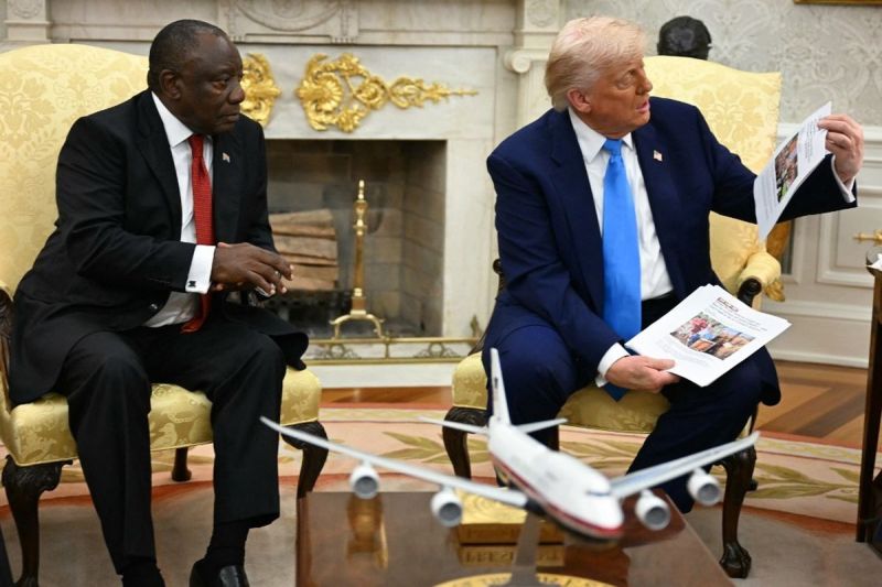 Presiden Amerika Serikat Donald Trump menunjukkan foto dan artikel yang diklaim mendukung isu genosida warga kulit putih di Afrika Selatan