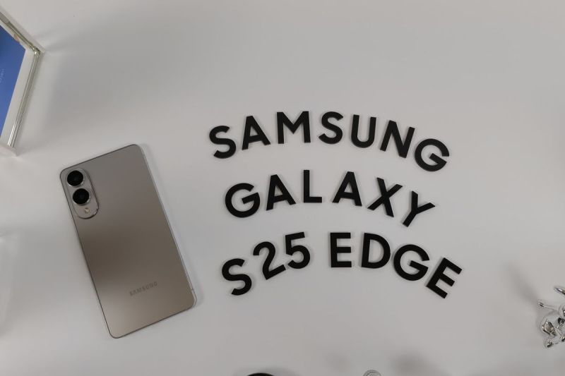 Samsung Galaxy S25 Edge varian warna Titanium Silver. (KOMPAS.com/Marsha Bremanda)
