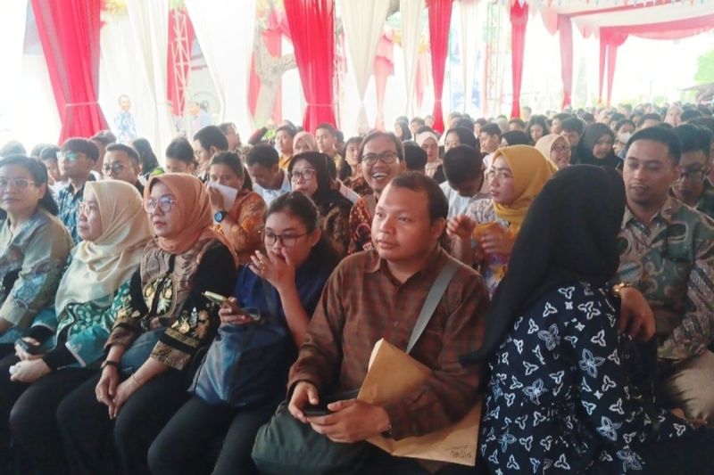 Para peserta Job Fair 2025 Kemenaker mengikuti arahan dari Menteri Ketenagakerjaan Yassierli sebelum mengikuti job fair di Kantor Kemenaker, Jakarta, Kamis (22/2025).(Kompas.com/Dian Erika)