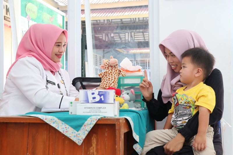 Ilustrasi tenaga kesehatan bersama ibu dan anak usia dini. (Dok. Tanoto Foundation )